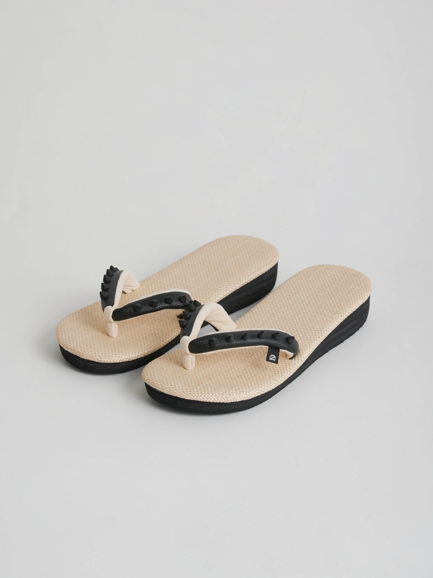ビーサン型草履 BEIGE*BLACKスタッズ