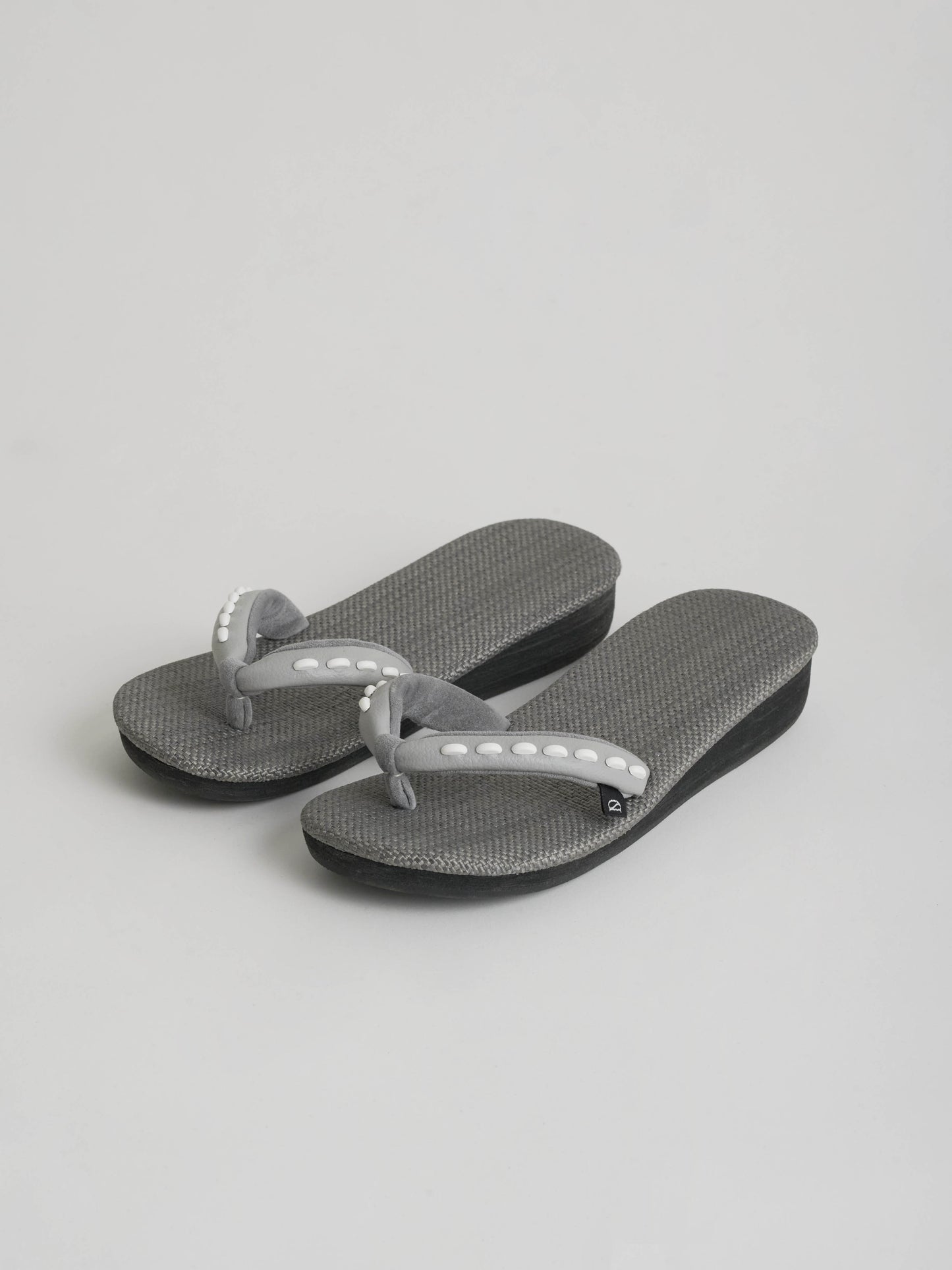 ビーサン型草履 GRAY*WHITEスタッズ